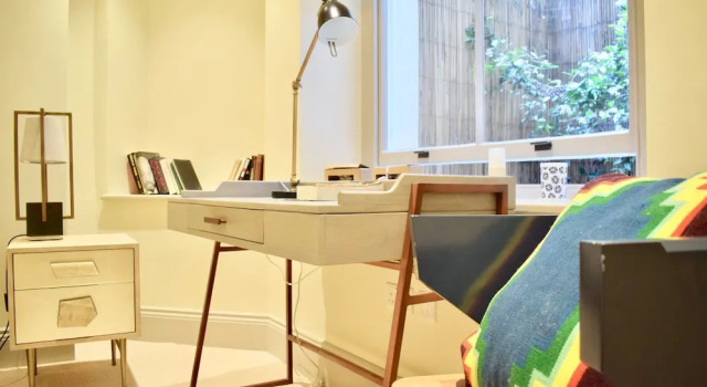 Bright Spacious 3 Bedroom Home in Chelsea, Забронировать Отель Отели Лондона 3 звезды, рядом с Имперский колледж Лондона, 3*