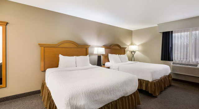 Четырёхместный номер Standard Revel Hotel Minot - SureStay Collection by Best Western