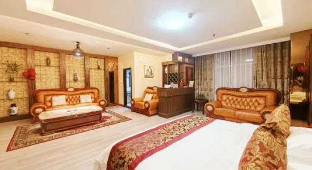 Люкс Deluxe Oupai Jindi Grand Hotel (Xinyang International Trade City East Railway Station)