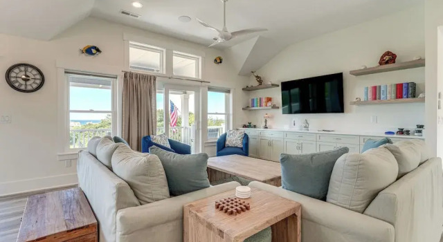 Коттедж Walk to Beach: Southern Shores Retreat w/ Hot Tub