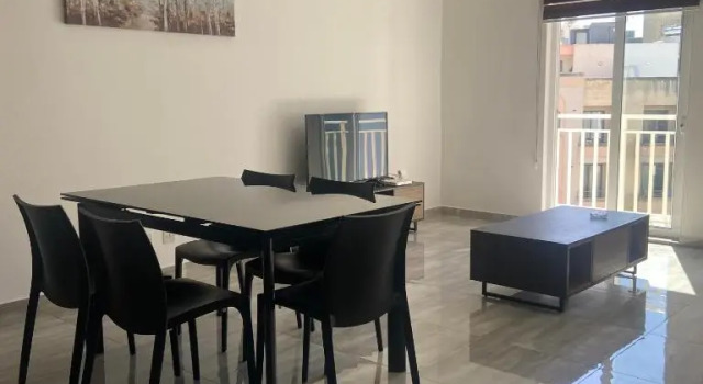 F10-3 Room 2 single beds shared bathroom in shared Flat