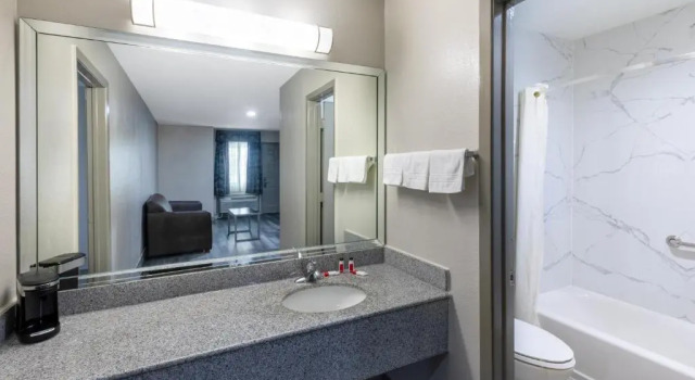 Четырёхместный номер Standard Days Inn by Wyndham Baytown TX