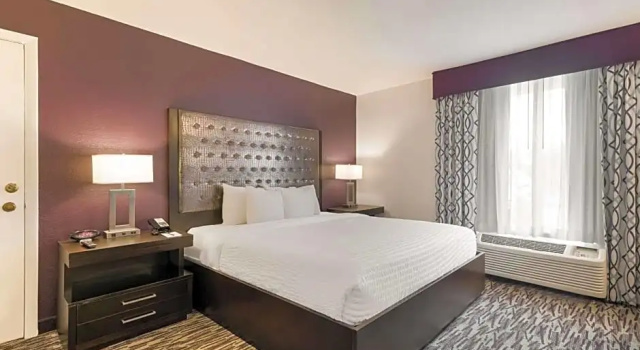 Двухместный номер Standard с видом на бассейн Clarion Inn & Suites Across From Universal Orlando Resort