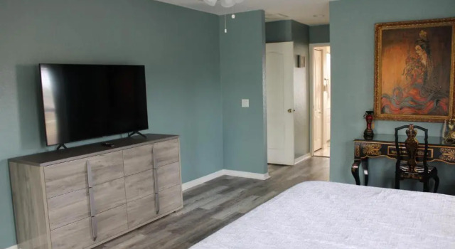 Spacious and private pool house, 15 min to beach
