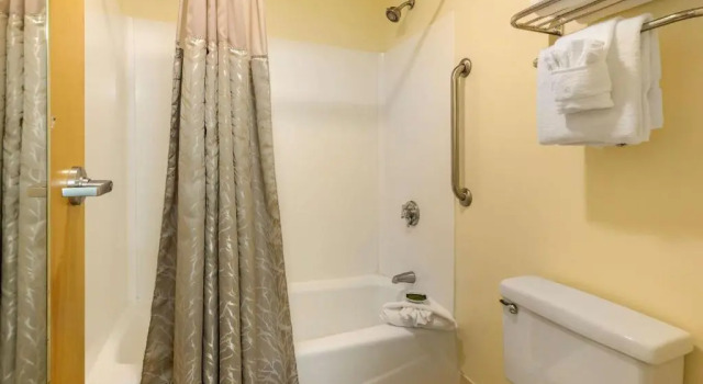 Четырёхместный люкс Executive The Carriage House Inn Newport