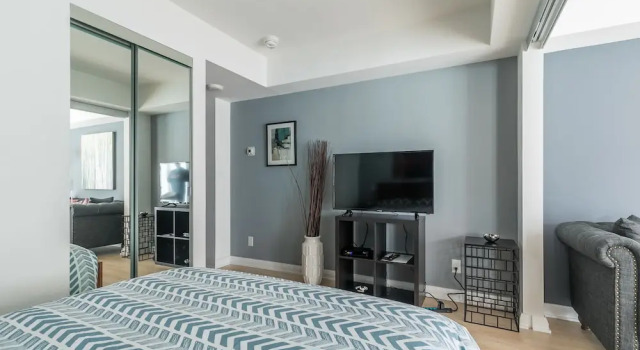 Newly Decorated Yorkville Condo, Забронировать Отель Отели Торонто 3 звезды, рядом с George R. Gardiner Museum of Ceramic Art, 3*
