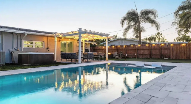 Коттедж Pool, Hot Tub & Putting Green Near Deerfield Beach Oasis on Fourth by Avantstay