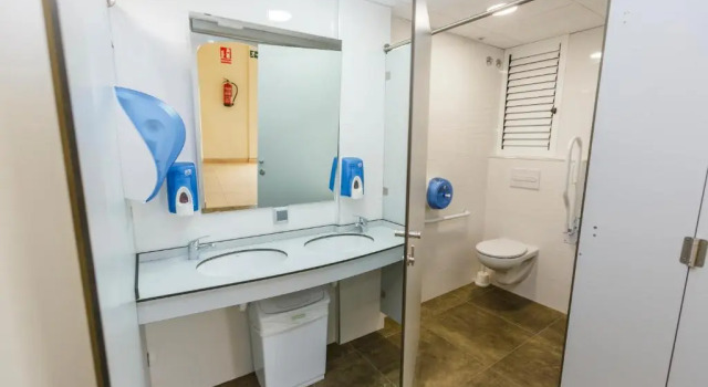 Кровать в общем номере Albergue Arribada