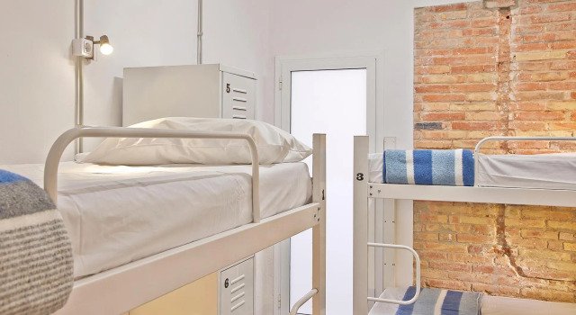 Кровать в общем номере Hola Hostal Collblanc