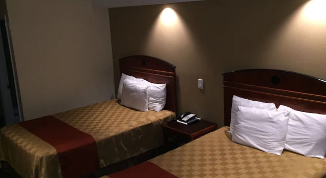 Четырёхместный номер Standard Ontario Inn & Suites