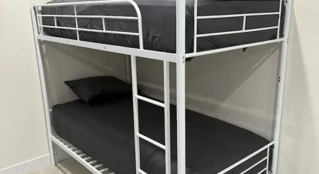 Кровать в общем номере San Marino guest house