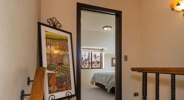Апартаменты The Village Green Apartment