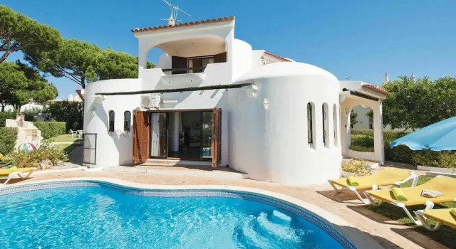 Modern Holiday Home in Quarteira With Swimming Pool, Rezervovat Hotel Hotely v Sotavento s parkováním, Parkování