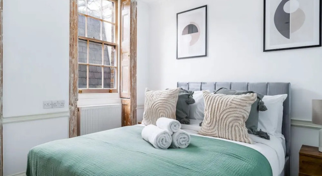 Elegant 2BR 2BA with Patio in Kennington, Забронировать Отель Бизнес-отели Англии, 4* 5*
