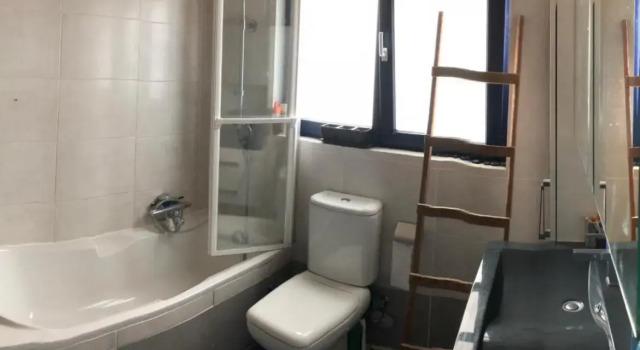 3 person privat room between station Ghent St Pieters & Expo Ghent, Забронировать Отель Отели Leiestreek с парковкой, Парковка