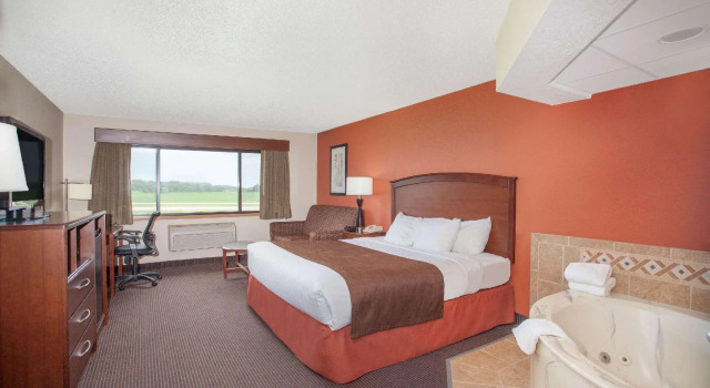 Четырёхместный номер Standard AmericInn by Wyndham Albert Lea