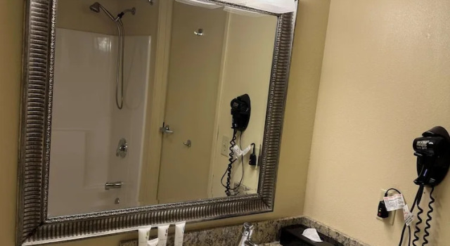 Четырёхместный номер Standard Country Inn & Suites by Radisson, Macedonia, OH