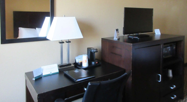 Четырёхместный номер Standard Quality Inn & Suites