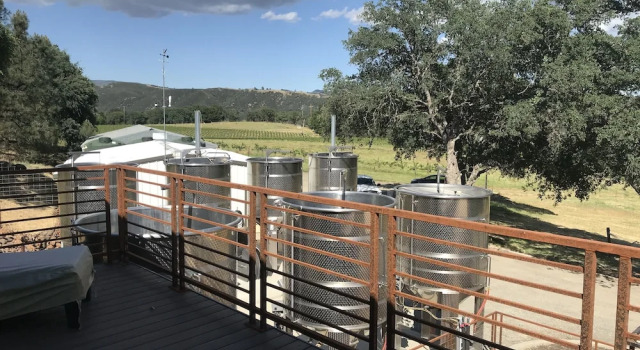 Номер Deluxe Bed & Barrel at Stonehouse Cellars