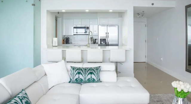 Modern Brickell Condo with Ocean & City Views, Varaa Lomakoti Hotellit Miami Beach uima-altaalla, Uima-allas