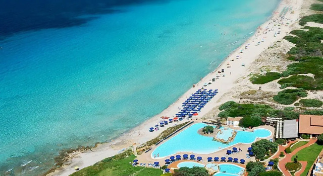 Трёхместный номер Deluxe с балконом и с видом на море COLONNA GRAND HOTEL CAPO TESTA, a Colonna Luxury Beach Hotel, Santa Teresa Sardegna