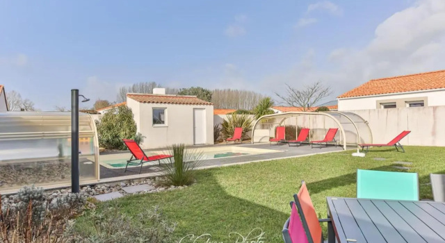 Très jolie maison avec piscine sous dôme, Забронировать Отель Отели Vendée с парковкой, Парковка