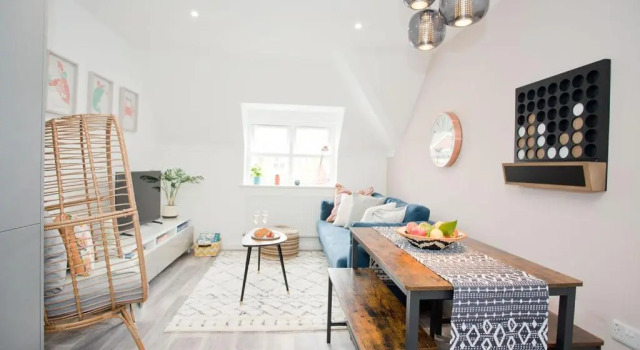 Stylish 2 Bedroom Apt - Parking - 5 Mins walk to Beach