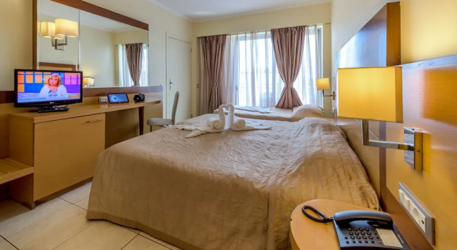 Двухместный номер Standard с балконом Manousos City Hotel