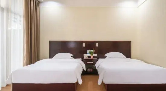 Трёхместный семейный люкс с 2 комнатами Beihai Silver Beach 1 International Conference Centre Hotel