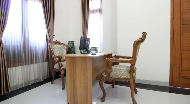 RedDoorz Plus near STIE YKPN 2, Book Hotel Depok 