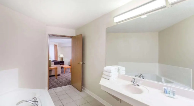 Двухместный люкс c 1 комнатой Wyndham Garden Madison Fitchburg