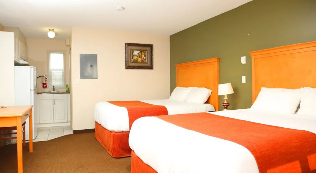 Четырёхместный номер Executive Chateau Motel
