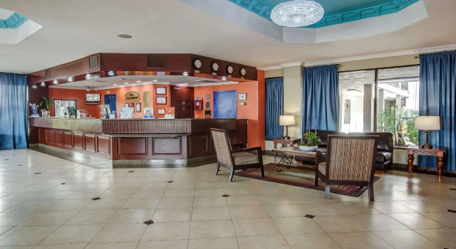 Howard Johnson Inn & Suites Reseda, Забронировать Отель Резеда San Fernando Valley