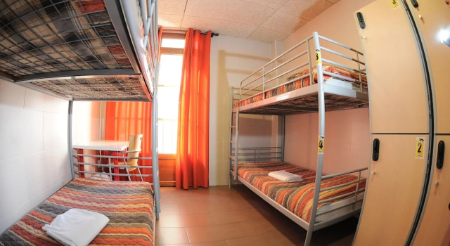 Кровать в общем номере c 1 комнатой Be Zaragoza Hostel