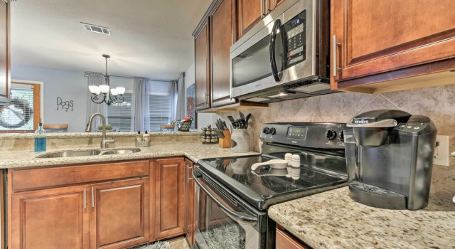 Апартаменты Cozy Woodlands Townhome w/ Deck Near Market Street