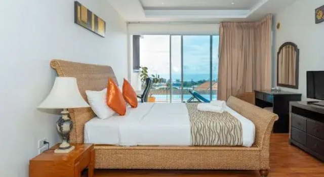 Люкс с 2 комнатами с видом на бассейн Hillside Seaview Residence, Karon