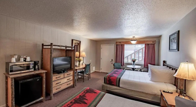 Четырёхместный номер Standard Antler Inn