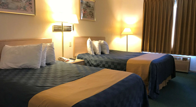 Четырёхместный номер Standard Americas Best Value Inn Champaign