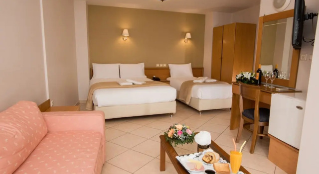 Семейный номер Standard с балконом и с видом на город Morfeas Hotel