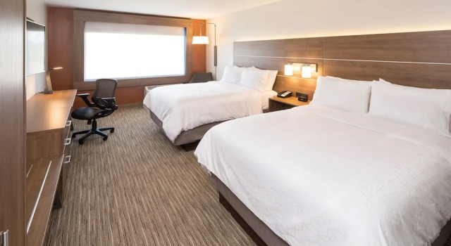 Четырёхместный люкс Holiday Inn Express and Suites Kalamazoo West by IHG