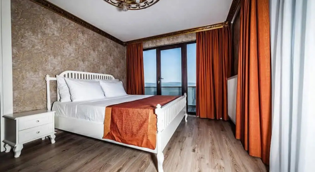 Люкс с балконом и с видом на озеро My Green Otel