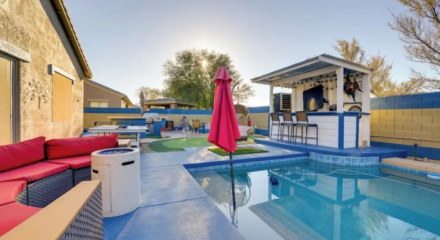 Коттедж Putting Green & Hot Tub: Goodyear Retreat!