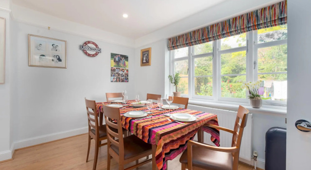 Cottage With a Garden in Golders Green by Underthedoormat