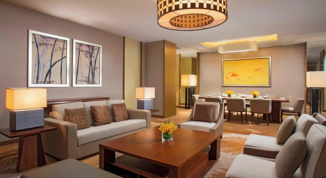 Люкс с 2 комнатами с балконом и с видом на озеро Sheraton Huizhou Bailuhu