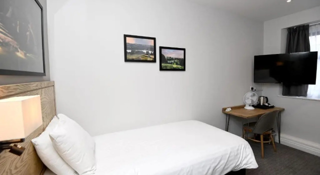 Standard quarto Fox & Goose, Barrow Gurney by Marston's Inns