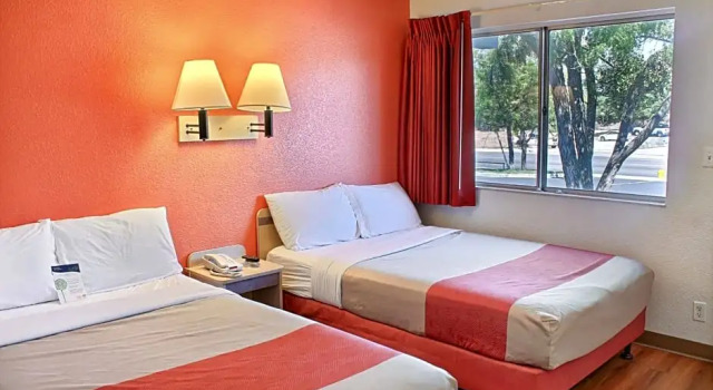 Номер Deluxe Motel 6-Atascadero, CA