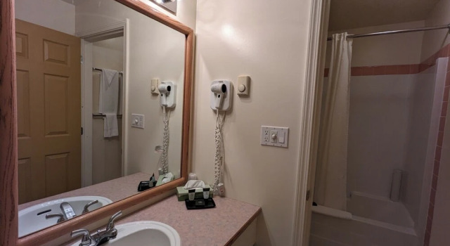 Четырёхместный номер Standard Western Budget Motel Leduc #3