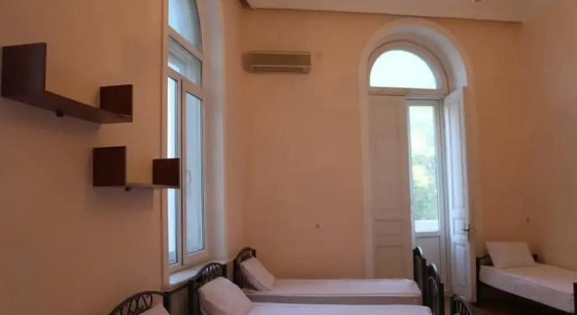 Кровать в общем номере TourEst Inn Central — хостел