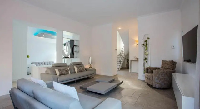 Squarebreak - Villa with Pool, Забронировать Вилла Виллы Экс-ан-Прованса, рядом с Chapelle Penitents-gris (Chapelle des Bourras), Вилла