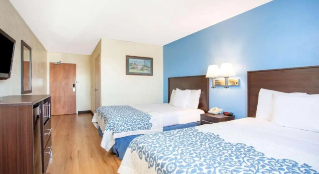 Четырёхместный номер Deluxe Days Inn by Wyndham Lancaster PA Dutch Country